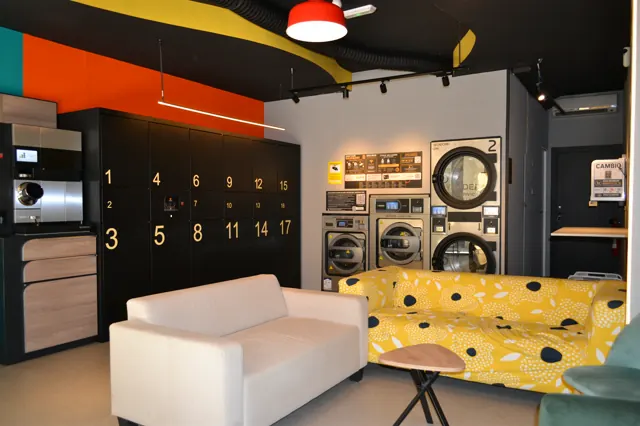 Interior de LavayGuarda con zona de consignas