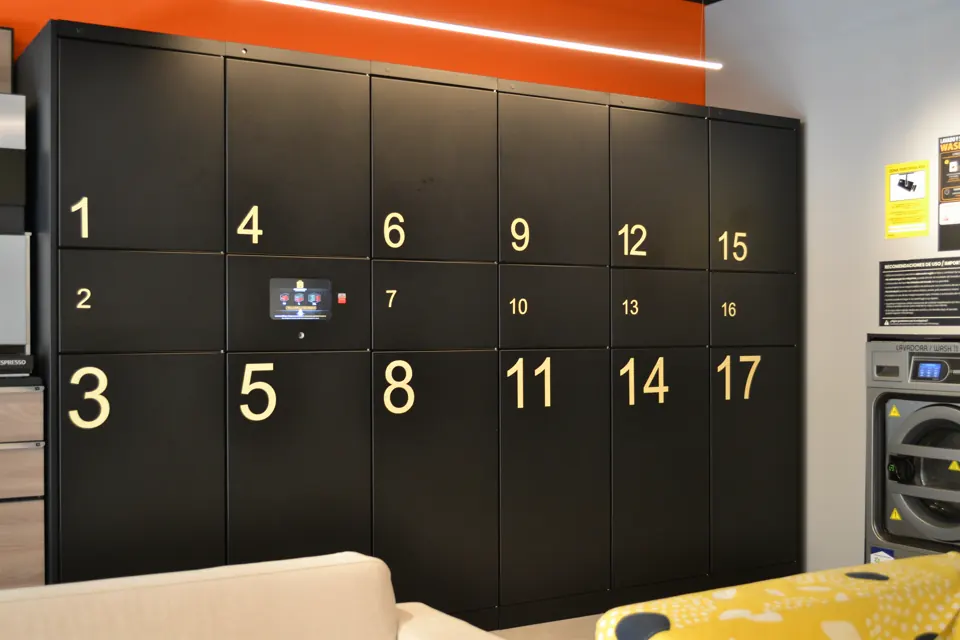 Lockers automáticos de Lock Wash Granada para guardar maletas en Granada centro